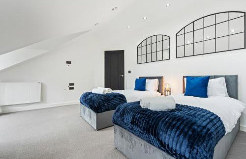 Stunning Penthouse-Style 2-Bed Uxbridge - Photo 5