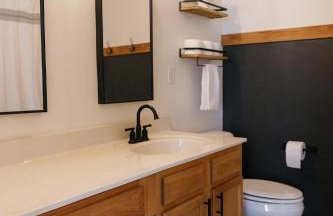 "The Dawning House" - Peaceful Modern Stay w/ Yard - Foto 8