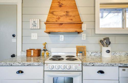 Walk to Lake and Trails Cape Fair Retreat with Grill! - Foto 11