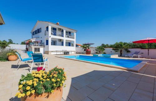 Family home with hydromassage pool & fun activities - Foto 73