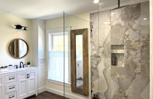 Main House - 3 Story 5 Bed 3 Bath Private Deck Courtyard Pet Friendly fee applies - Photo 7