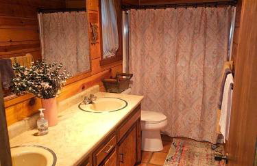 Peaceful Mountain Cabin with Private Lake and Game Room Near Long Barn, California - Foto 19