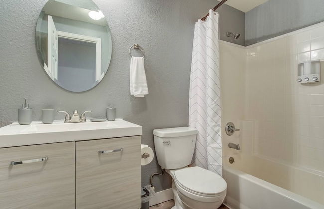 Pet-friendly 4 BR Family Stay Near Downtown - Foto 27