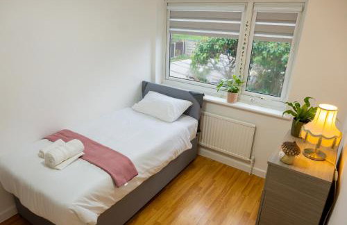 Beautiful Modern Home in London, Free Parking, Family Home, Sleeps 9, Close to Railway Station - Foto 7