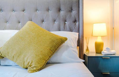 The Lyme Lounge - Contemporary & Stylish 3BR Home - Sleeps 7 with Parking & Wi-Fi - Perfect For Business or Work Stays - By Parydise Properties - Foto 14