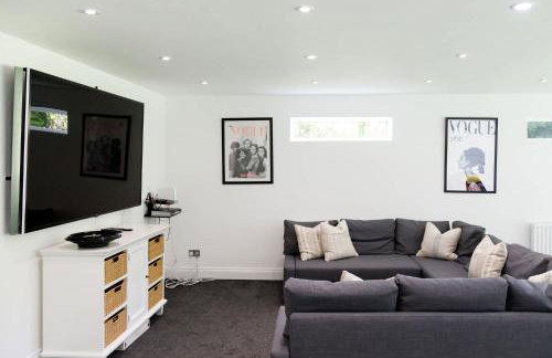 Stunning 5BR Home With Pool - 5 min to Beach - Foto 102