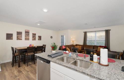 New 3BR Raceday Retreat - Steps from Speedway - Foto 15