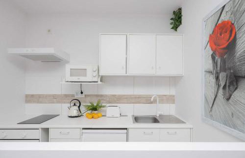 Jasny Apartament z Tarasem i Parkingiem by Noclegi Renters - Foto 4