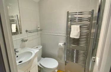 Farmhouse Retreat with Hot Tub, Pool, Horses, Games Room, Free Car Park, Only 45 min from Oxford Circus - Foto 39