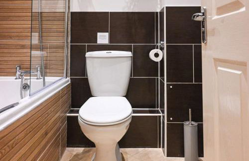 Spacious 2 Bedroom Balcony Flat with Parking and Fast WiFi - Foto 5