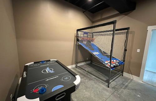 NEW Spacious Clarkson Getaway w Games & Yard - Foto 35