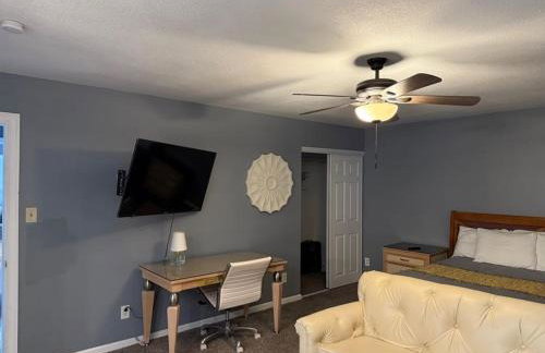 Stylish Remodeled 23 Large beds Near Elvis Presley - Foto 7