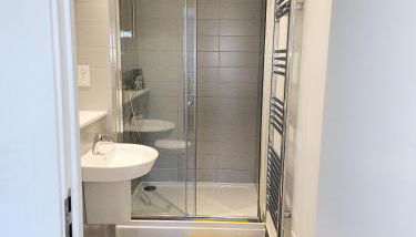 2 Bed Balcony Apt-Free Parking-Ideal for Work or Leisure - Foto 3