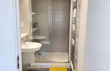 2 Bed Balcony Apt-Free Parking-Ideal for Work or Leisure - Foto 3