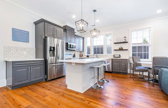 Spacious 5BR Urban Retreat with Balcony & Pool - Foto 43