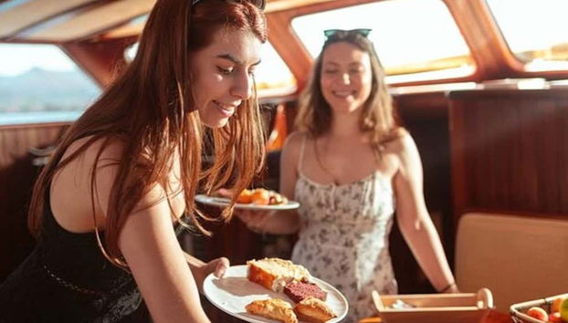 Apreciando as delícias no barco