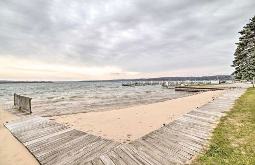 Portage Lake Condo with Deck and Pool Access! - Foto 27