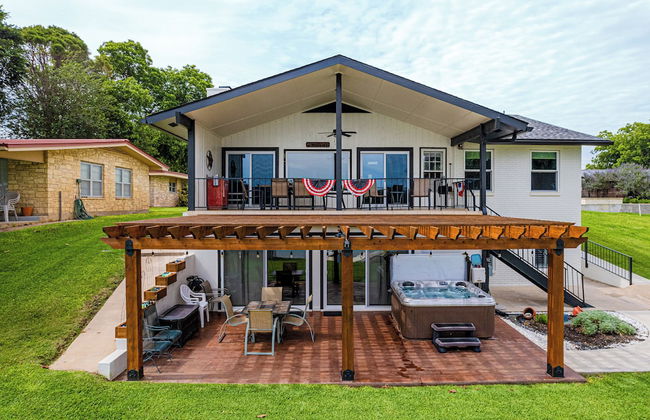 Waterfront 5 BR w/ Hot Tub Sleeps 13! - Foto 45