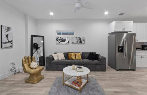 Chic Grey Escape Close to Downtown Fun - Foto 10