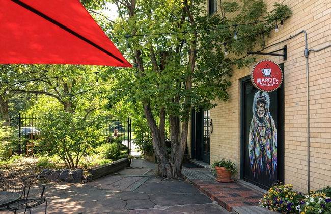 Cozy Retreat | Walk to Unc | Free Cruiser Bikes - Foto 48