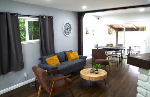 Cozy 3BR Home With Pool, Yard, Garage, and 80 inch TV! - Foto 13