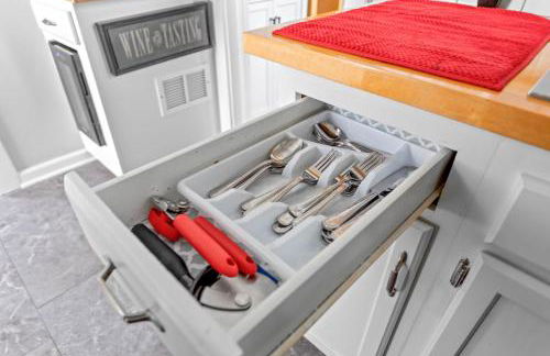 Luxe Suite with Pool Table, King Bed, 3 TVs, & Free Parking - Foto 30