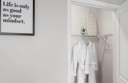 Modern Home 2BR 2BA Free Off-Street Parking & Wifi - Foto 11