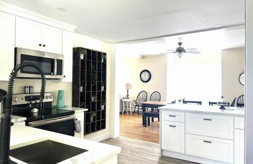 Main House - 3 Story 5 Bed 3 Bath Private Deck Courtyard Pet Friendly fee applies - Photo 5