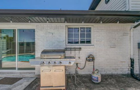 Perfect Getaway Home w Pool Jacuzzi Cinema Room - Photo 32