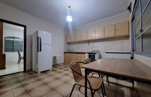 CASA - 3 quartos com ar - garagem para 3 carros - Foto 2