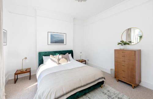 Homely Hamilton Hideaway- Free Private Parking - Photo 3