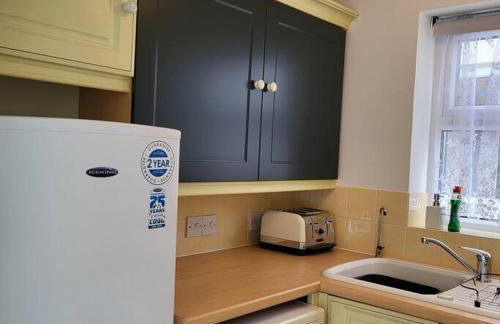 Cheerful, cosy, one bedroom home with patio and parking - Photo 13