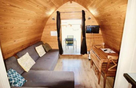 Luxury Hot Tub Glamping with Outdoor Cinema near Newborough Beach – Llanfair Hall - Foto 3