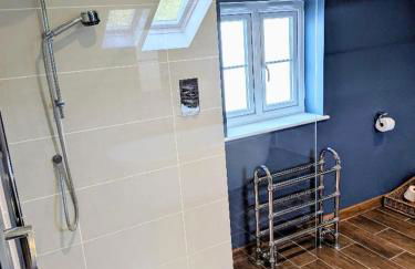 Coastal Whisper Sleeps 10 with Parking - Foto 14