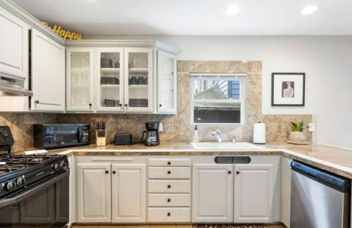 The Auric Door Inn on N Mississippi - Photo 14