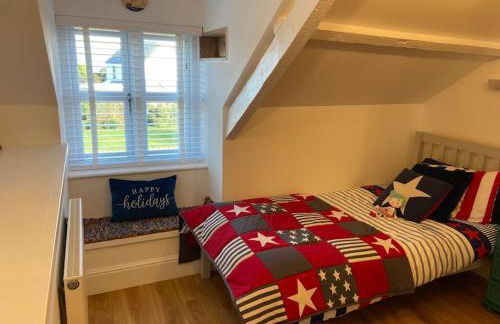 Delightful 3 bed cottage with hot tub & sea views. - Photo 20