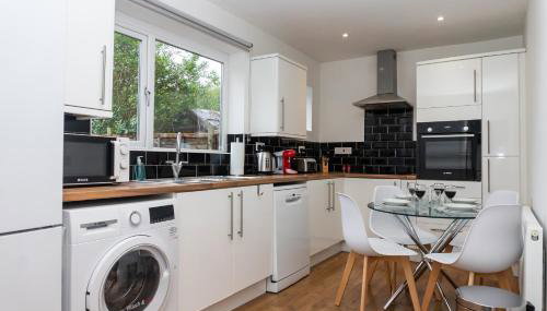 Relaxation by Olauda SA - 3 Bed House with Free Parking - Foto 5, stove, dishwasher, pet friendly, toaster, minibar