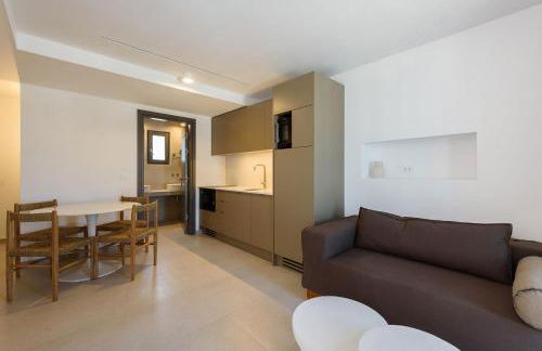 Azure Naousa - Photo 6