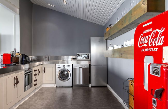 Spacious Apartment With Pool in Camps Bay - Photo 51