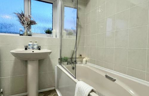 J&J stays 5 bedroom detached house in Peterborough with parking - Photo 56