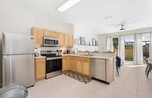 Charming 3BR Townhome Private Pool Walk to Clubhouse 9 Min Disney - Foto 15