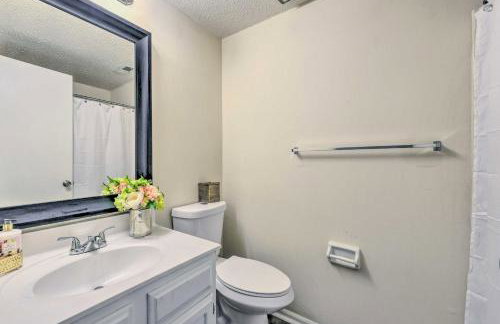 Inviting Charlotte Getaway - Half Mile to UNC! - Foto 13