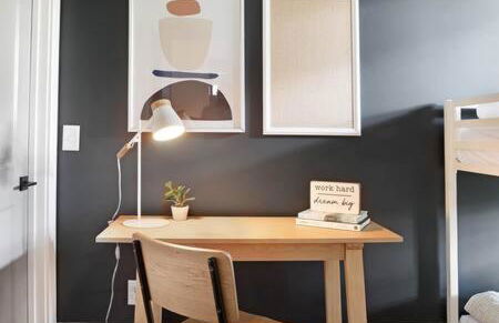 The Maple House - Huge Backyard & Mins to Broadway - Foto 46