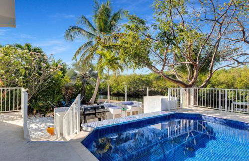 NEW LISTING! Reel Joy Waterfront Luxe with Pool and Private Dock home - Foto 43