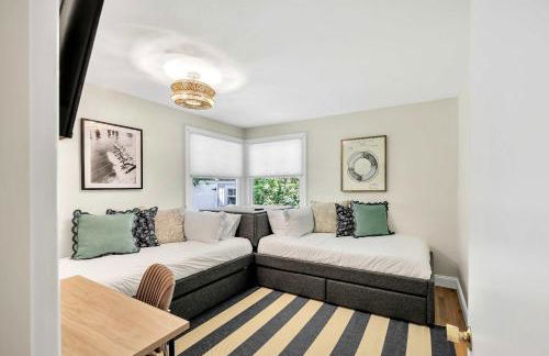 1 Story Family Home Half Mile to Beach with Patio , Grill, Office with Twin Beds, Peaceful Wooded Setting, Spacious Driveway, Garden Views, Walk to Shore, Perfect Cape Cod Getaway for Families - Foto 4