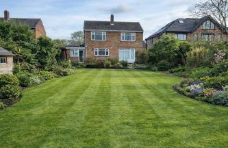 Bright Haven 6 Mins to Airport with Driveway & Garden Sleeps 7 - Foto 1