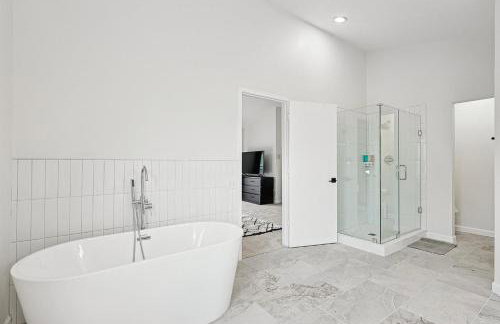 5BR w Backyard Paradise Pool Cinema Games - Foto 29