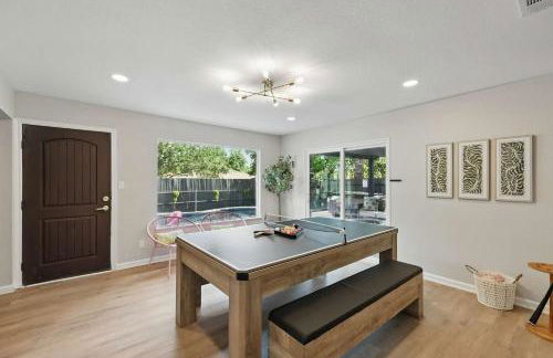 Spacious 5BR Getaway with Pool - Foto 19
