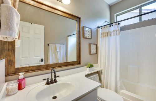 Shop, Golf and Hike Surprise Group Getaway with Pool! - Foto 16