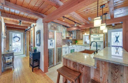 Dreamy Alpine Cabin with Hot Tub, Fireplace and More! - Foto 10